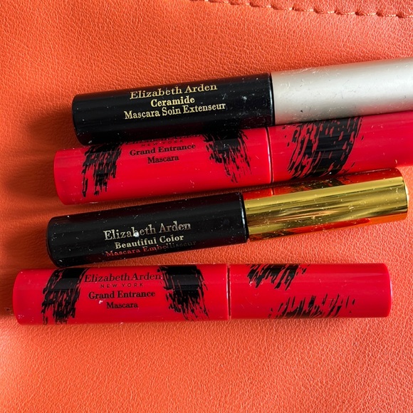 Elizabeth Arden Cosmetic Bag with 4 Elizabeth Arden Mascaras - Picture 2 of 4